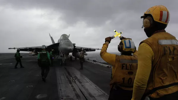 Самолеты ВМС США взлетают с полетной палубы авианосца USS George H.W. Bush (CVN 77) - Sputnik Казахстан
