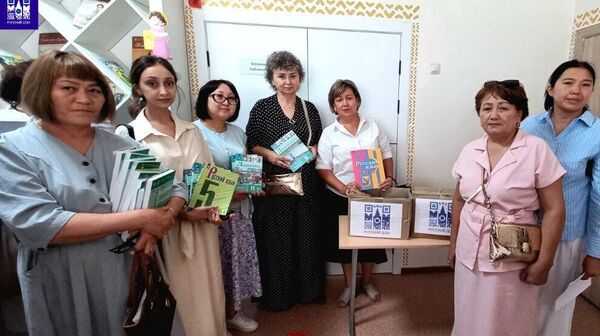 Русский дом в Алматы передал методическую литературу учителям русского языка и литературы - Sputnik Казахстан
