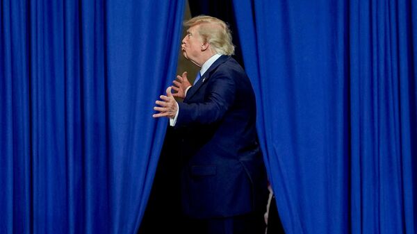Президент США Дональд Трамп после выступления в Центре подготовки и разведки им. Дэвида С. Мака в Гарден-Сити, штат Нью-Йорк, США - Sputnik Казахстан