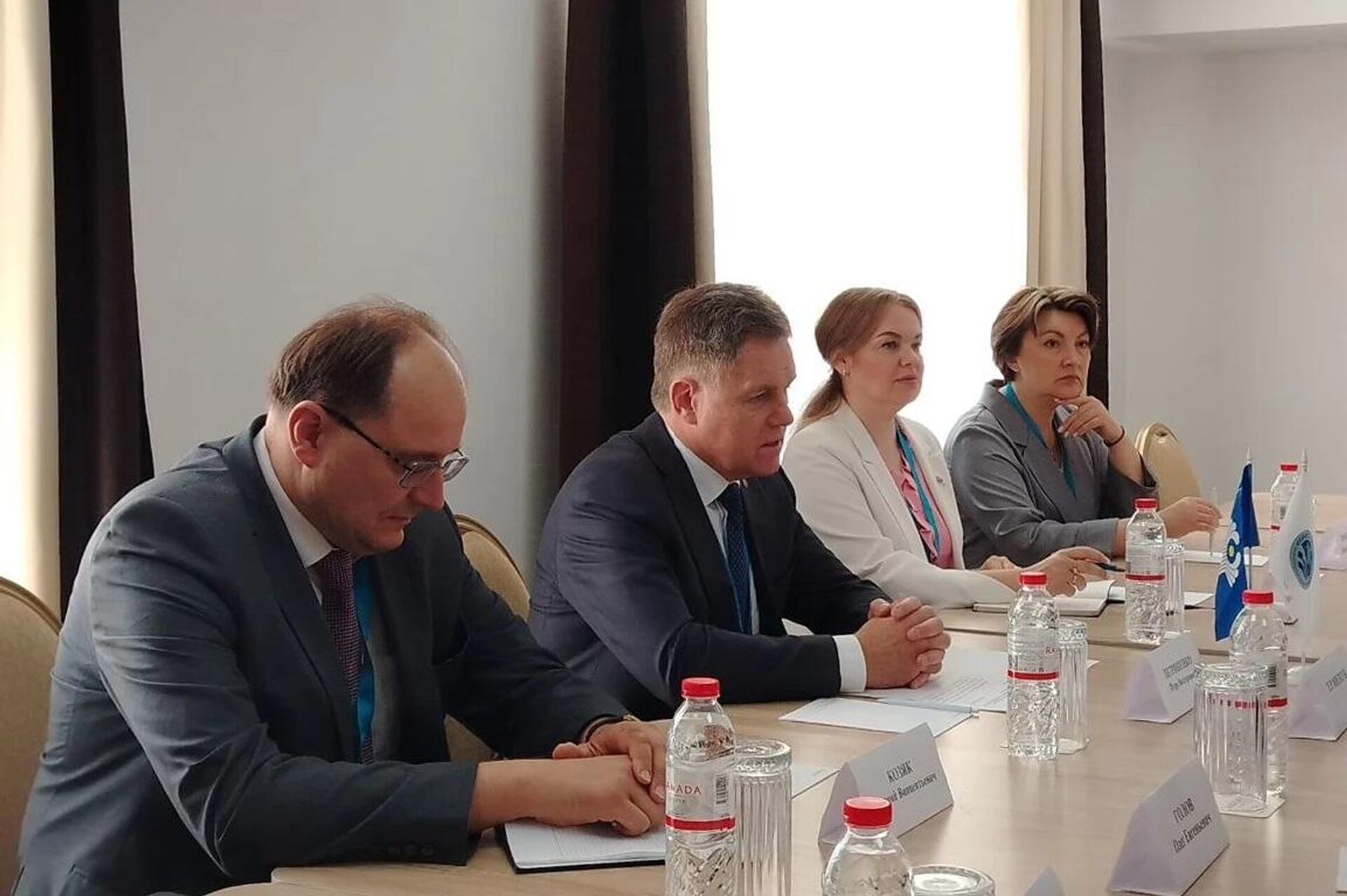 Главы миссий наблюдателей от СНГ и ШОС на выборах в Курултай провели рабочую встречу Главы миссий наблюдателей от СНГ и ШОС на выборах в Курултай провели рабочую встречу - Sputnik Казахстан, 1920, 21.08.2026