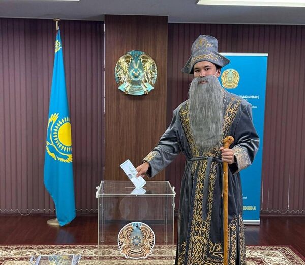 Токиодағы сайлау учаскесіне Қазақстан азаматы Әлішер Әзімбаев Би бейнесінде барды. - Sputnik Қазақстан