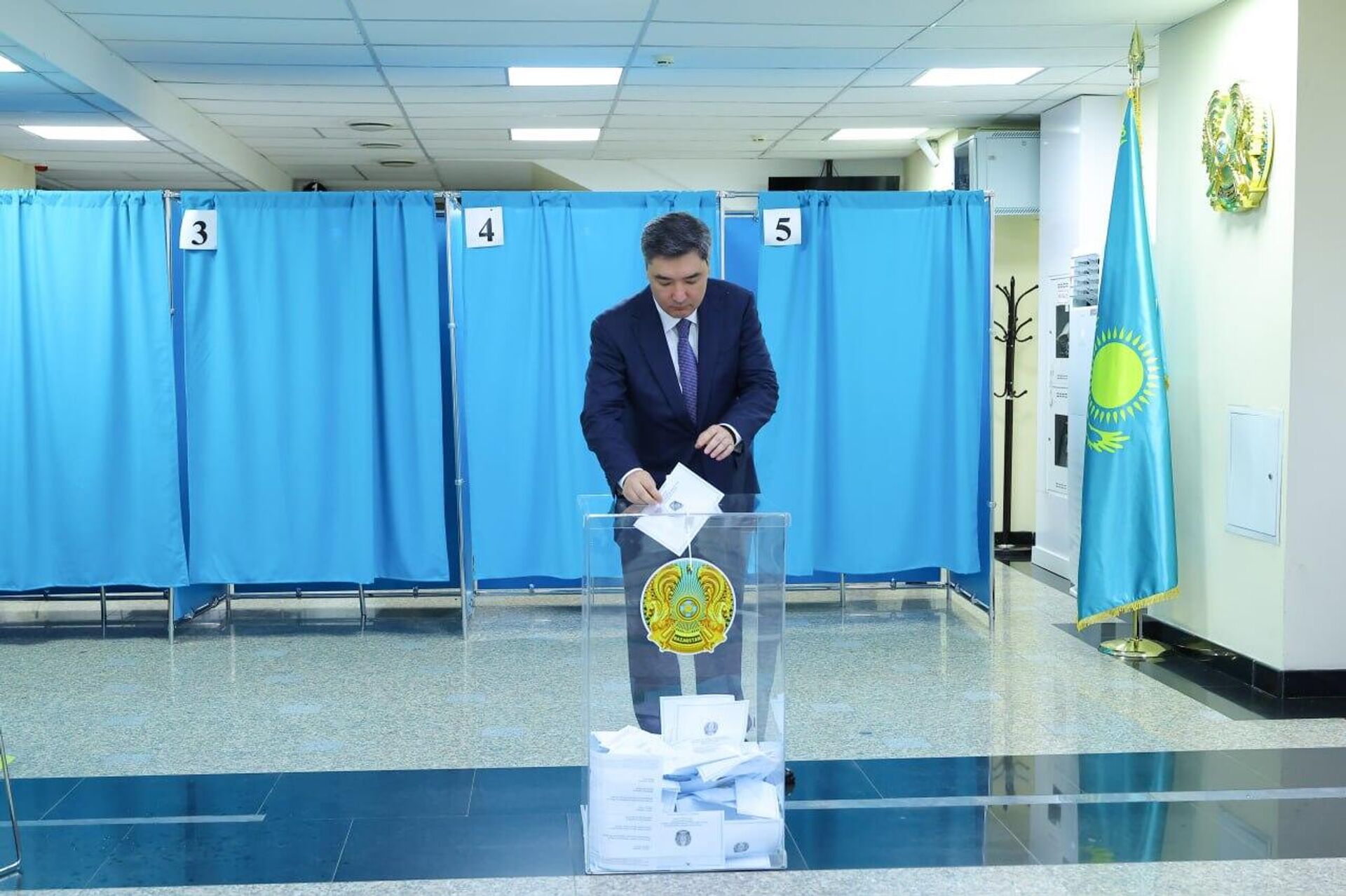 Премьер-министр Казахстана Олжас Бектенов проголосовал на выборах в Курултай Премьер-министр Казахстана Олжас Бектенов проголосовал на выборах в Курултай - Sputnik Казахстан, 1920, 23.08.2026
