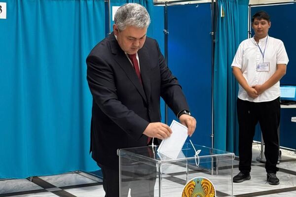 Глава МИД Казахстана Ермек Кошербаев отдал свой голос на выборах в Курултай Глава МИД Казахстана Ермек Кошербаев отдал свой голос на выборах в Курултай - Sputnik Казахстан