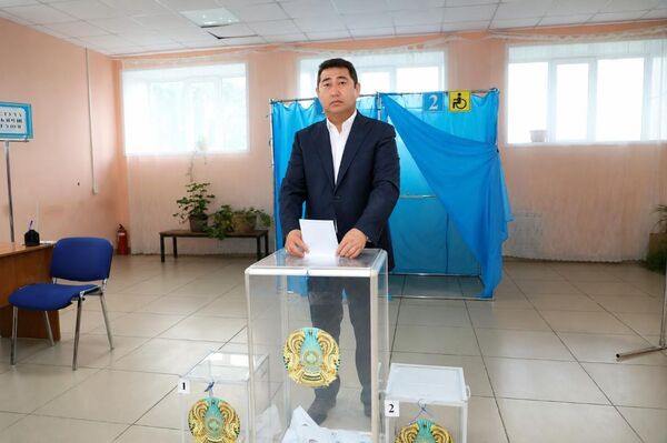 Глава Минсельхоза Айдарбек Сапаров проголосовал на выборах в Курултай Глава Минсельхоза Айдарбек Сапаров проголосовал на выборах в Курултай - Sputnik Казахстан