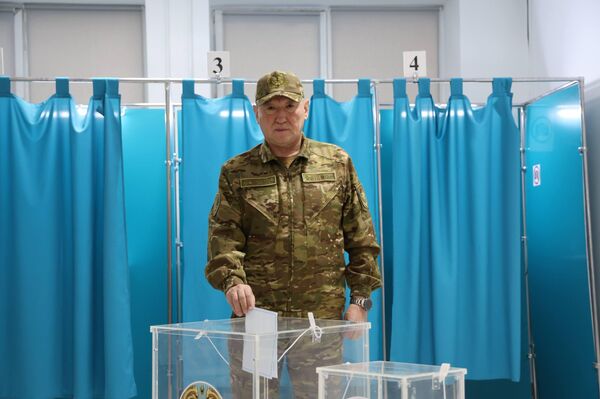 В Астане одним из первых на избирательном участке проголосовал министр обороны генерал-лейтенант авиации Даурен Косанов В Астане одним из первых на избирательном участке проголосовал министр обороны генерал-лейтенант авиации Даурен Косанов - Sputnik Казахстан