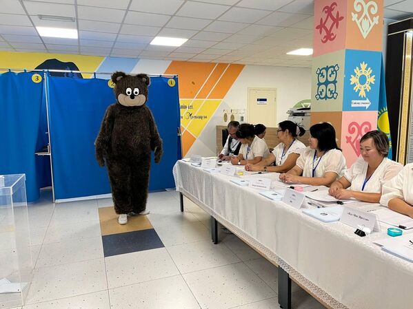 Алматы облысының тұрғыны Құрылтай сайлауына дауыс беруге "аю" кейпінде барды. - Sputnik Қазақстан