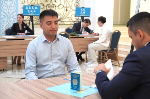 Граждане Казахстана принимают участие в выборах на участках в Москве при посольстве РК в России Граждане Казахстана принимают участие в выборах на участках в Москве при посольстве РК в России - Sputnik Казахстан