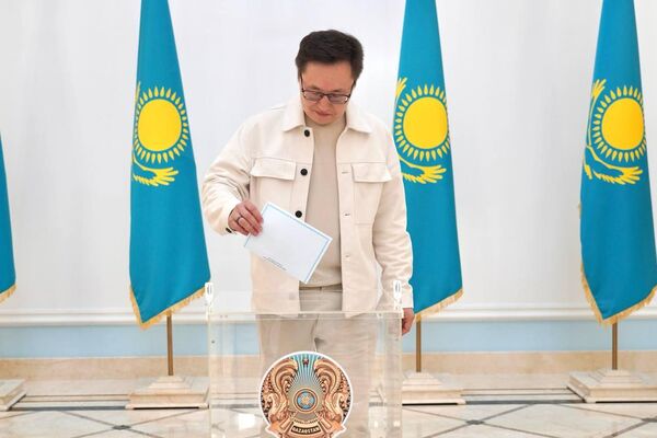 Граждане Казахстана принимают участие в выборах на участках в Москве при посольстве РК в России Граждане Казахстана принимают участие в выборах на участках в Москве при посольстве РК в России - Sputnik Казахстан