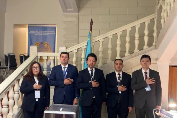 Выборы в Курултай проходят на участке при Генконсульстве Казахстана в Санкт-Петербурге Выборы в Курултай проходят на участке при Генконсульстве Казахстана в Санкт-Петербурге - Sputnik Казахстан