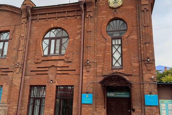Казахстанцы голосуют на участке в Генконсульстве Казахстана в Омске Казахстанцы голосуют на участке в Генконсульстве Казахстана в Омске - Sputnik Казахстан