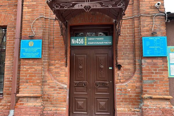 Казахстанцы голосуют на участке в Генконсульстве Казахстана в Омске Казахстанцы голосуют на участке в Генконсульстве Казахстана в Омске - Sputnik Казахстан