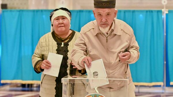 Семейные пары 75-летних пенсионеров проголосовали в Астане - Sputnik Қазақстан