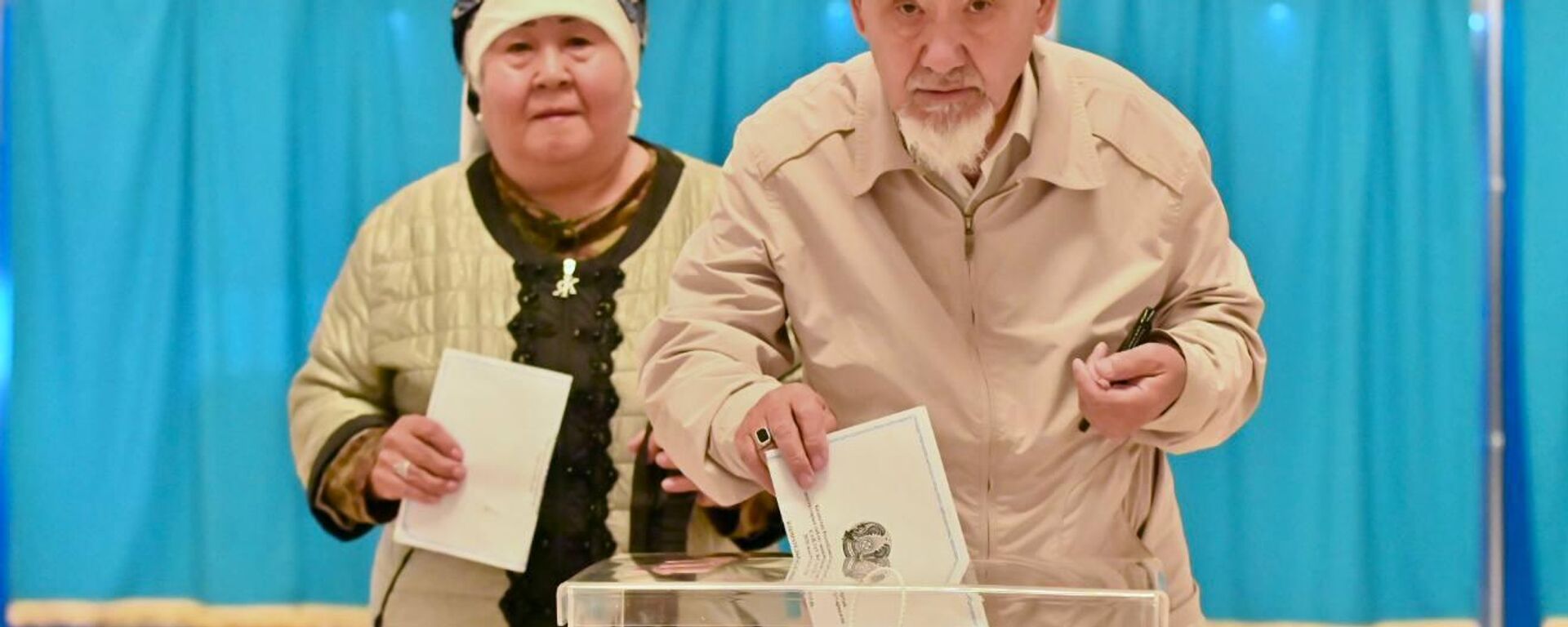 Семейные пары 75-летних пенсионеров проголосовали в Астане - Sputnik Қазақстан, 1920, 23.08.2026