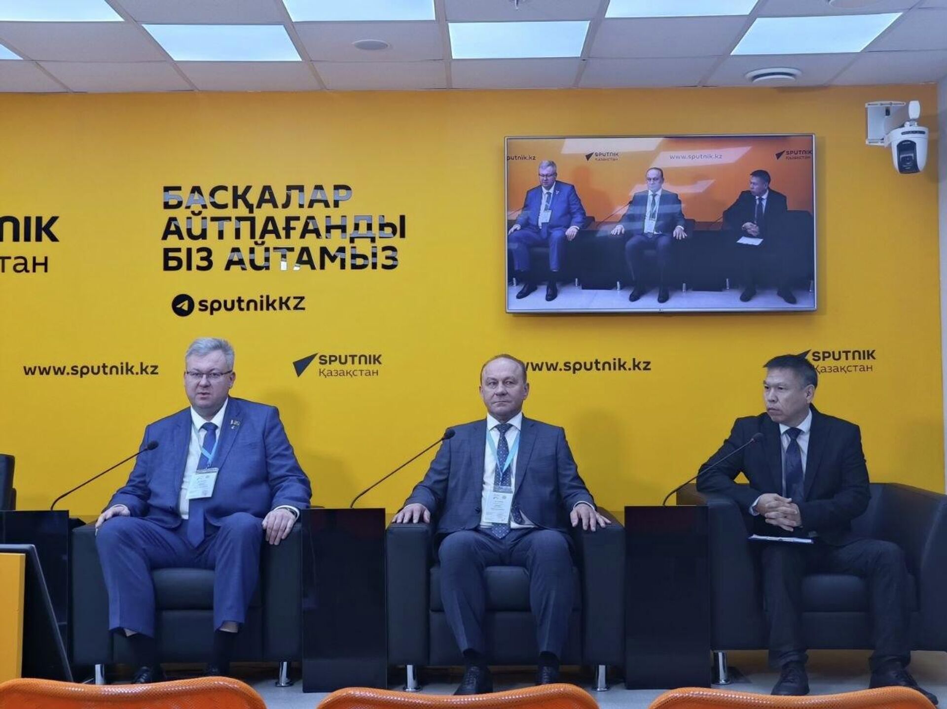 Брифинг представителей миссии наблюдателей МПА СНГ на площадке Sputnik Казахстан Брифинг представителей миссии наблюдателей МПА СНГ на площадке Sputnik Казахстан - Sputnik Казахстан, 1920, 23.08.2026