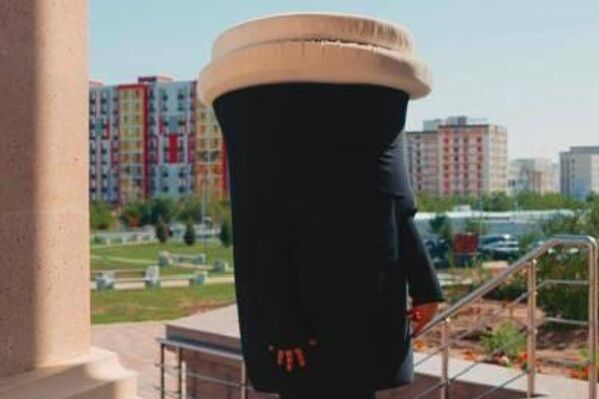 Дәл осы өңірде тағы бір дауыс беруші өзгеше костюмімен көзге түсті. Атыраулық тұрғын дауыс беру учаскесіне кофе кофе стақанының костюмімен келді. - Sputnik Қазақстан