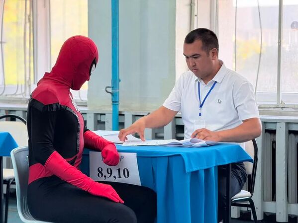 Ақтау тұрғыны саяси іс-шараға "Өрмекші-адам" костюмін киіп барып, адамдарға күлкі сыйлады.  - Sputnik Қазақстан