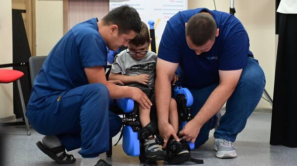 Алматыдағы АРДИ қарқынды оңалту және ерте араласу орталығына инновациялық балалар экзоскелеті сыйға тартылды - Sputnik Қазақстан