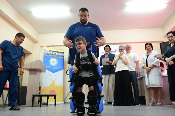 Алматыдағы &quot;АРДИ&quot; қарқынды оңалту және ерте араласу орталығына инновациялық балалар экзоскелеті сыйға тартылды - Sputnik Қазақстан