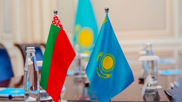 Аким Восточно-Казахстанской области Нурымбет Сактаганов и председатель Могилёвского областного исполнительного комитета Анатолий Исаченко - Sputnik Казахстан