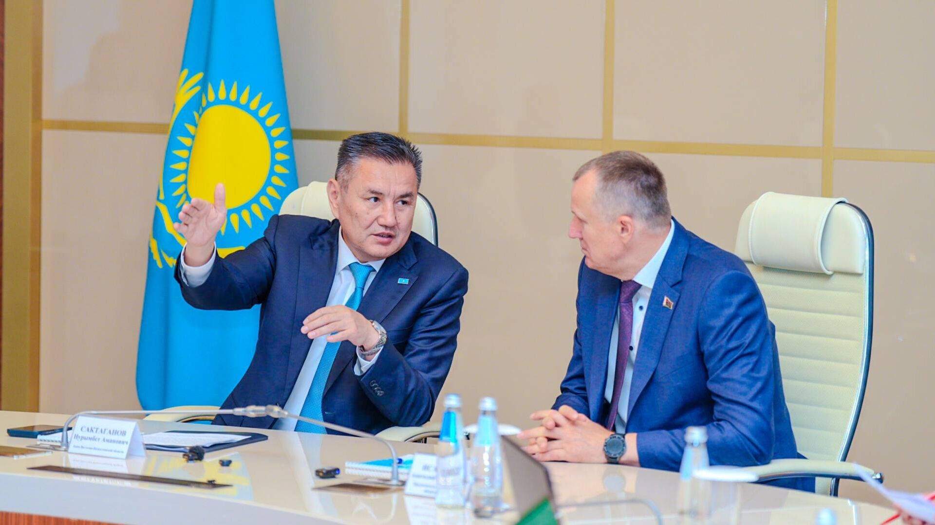 Аким Восточно-Казахстанской области Нурымбет Сактаганов и председатель Могилёвского областного исполнительного комитета Анатолий Исаченко - Sputnik Казахстан, 1920, 26.08.2026