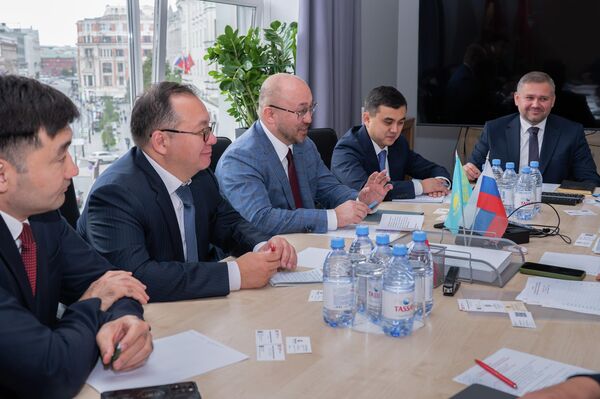 Посол Казахстана в России Даурен Абаев встретился с президентом Московской торгово-промышленной палаты Владимиром Платоновым - Sputnik Казахстан