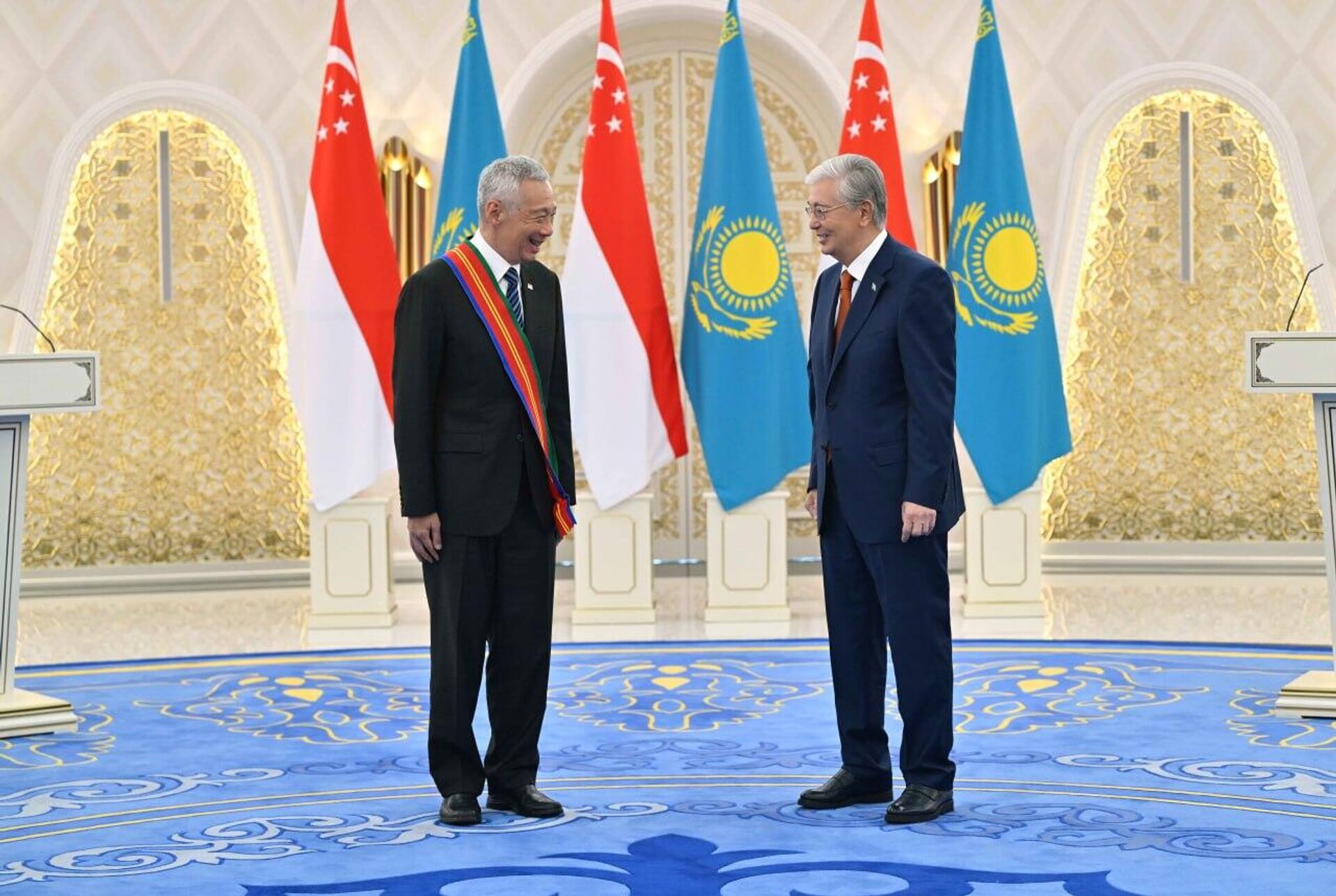 Касым-Жомарт Токаев наградил Ли Сянь Луна орденом Достык I степени Касым-Жомарт Токаев наградил Ли Сянь Луна орденом Достык I степени - Sputnik Казахстан, 1920, 26.08.2026