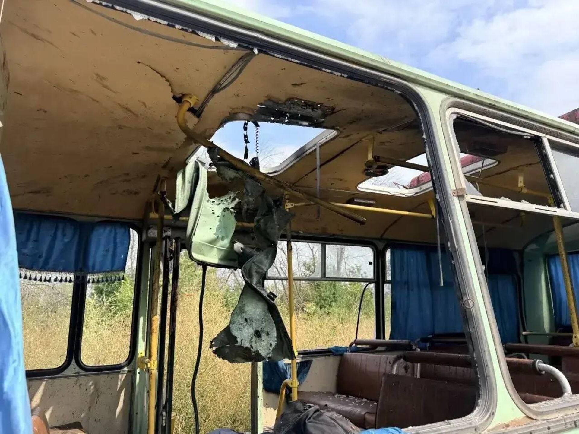 Девять человек погибли из-за удара ВСУ по автобусу в ЛНР Девять человек погибли из-за удара ВСУ по автобусу в ЛНР - Sputnik Казахстан, 1920, 26.08.2026