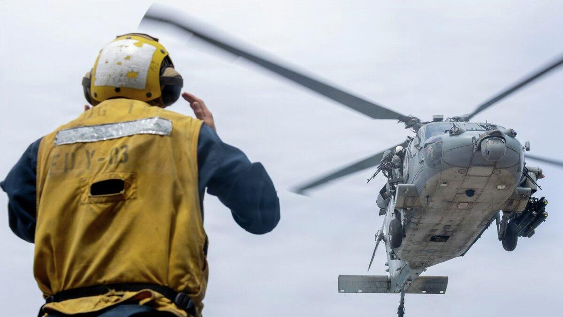 Американский моряк направляет вертолет MH-60S Sea Hawk на полетную палубу эсминца USS Delbert D. Black (DDG 119), находящегося в Аравийском море и обеспечивающего соблюдение американской блокады Ирана. Американский моряк направляет вертолет MH-60S Sea Hawk на полетную палубу эсминца USS Delbert D. Black (DDG 119), находящегося в Аравийском море и обеспечивающего соблюдение американской блокады Ирана. - Sputnik Казахстан, 1920, 31.08.2026