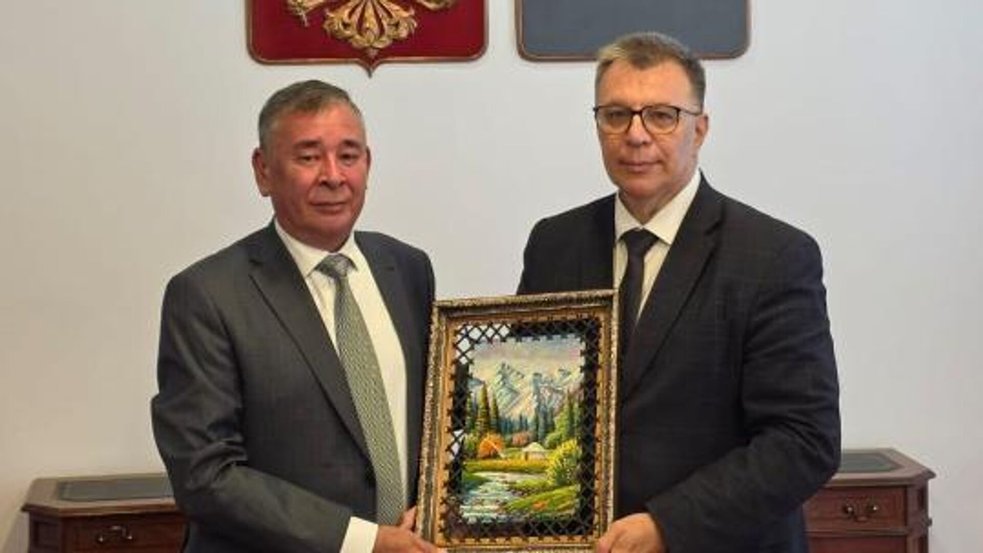 Генконсул Казахстана в Омске Керим Кожамбердиев и губернатор Иркутской области Игорь Кобзев провели встречу Генконсул Казахстана в Омске Керим Кожамбердиев и губернатор Иркутской области Игорь Кобзев провели встречу - Sputnik Казахстан, 1920, 31.08.2026