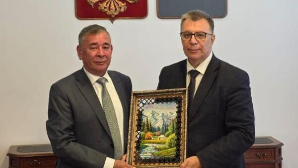 Генконсул Казахстана в Омске Керим Кожамбердиев и губернатор Иркутской области Игорь Кобзев провели встречу - Sputnik Казахстан