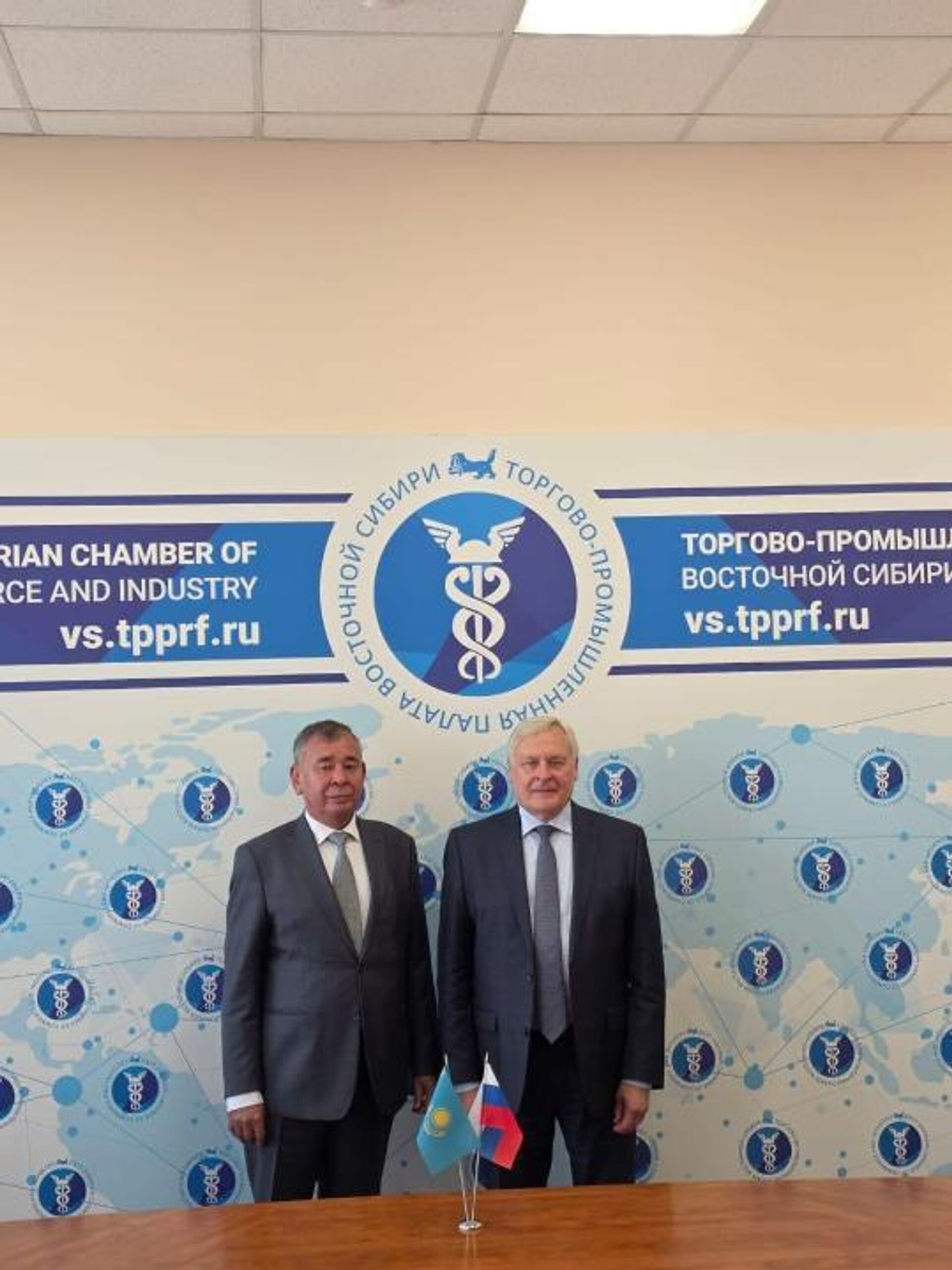 Генконсул Казахстана в Омске Керим Кожамбердиев и губернатор Иркутской области Игорь Кобзев провели встречу Генконсул Казахстана в Омске Керим Кожамбердиев и губернатор Иркутской области Игорь Кобзев провели встречу - Sputnik Казахстан, 1920, 31.08.2026