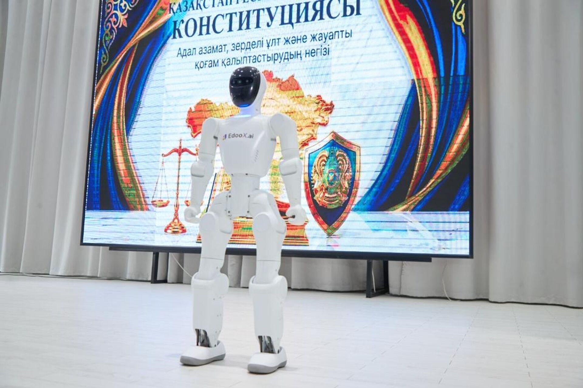 В столице робот-учитель вместе с первоклассниками дал первый звонок - Sputnik Казахстан, 1920, 01.09.2026