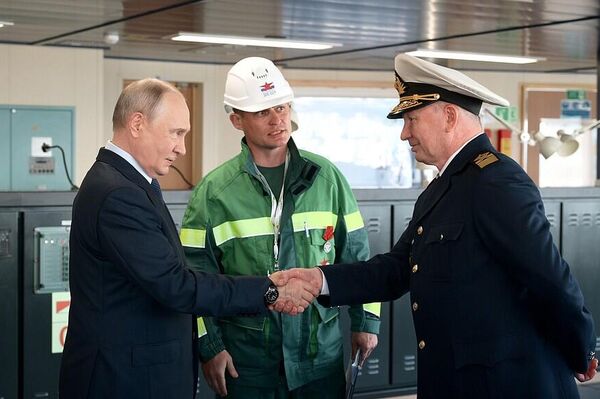 Владимир Путин посетил судостроительный комплекс Звезда Владимир Путин посетил судостроительный комплекс Звезда - Sputnik Казахстан