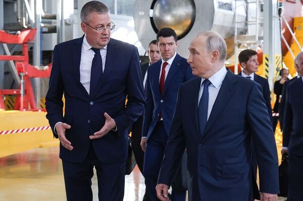 Владимир Путин посетил судостроительный комплекс Звезда Владимир Путин посетил судостроительный комплекс Звезда - Sputnik Казахстан