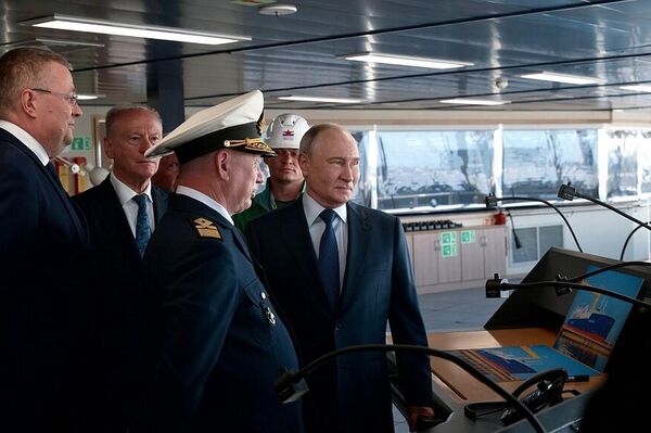 Владимир Путин посетил судостроительный комплекс Звезда Владимир Путин посетил судостроительный комплекс Звезда - Sputnik Казахстан