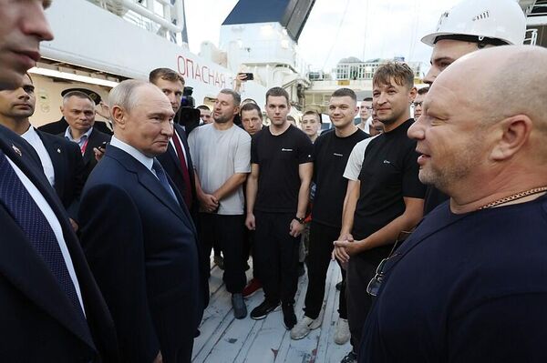 Владимир Путин посетил рыболовный траулер Капитан Юнак Владимир Путин посетил рыболовный траулер Капитан Юнак - Sputnik Казахстан