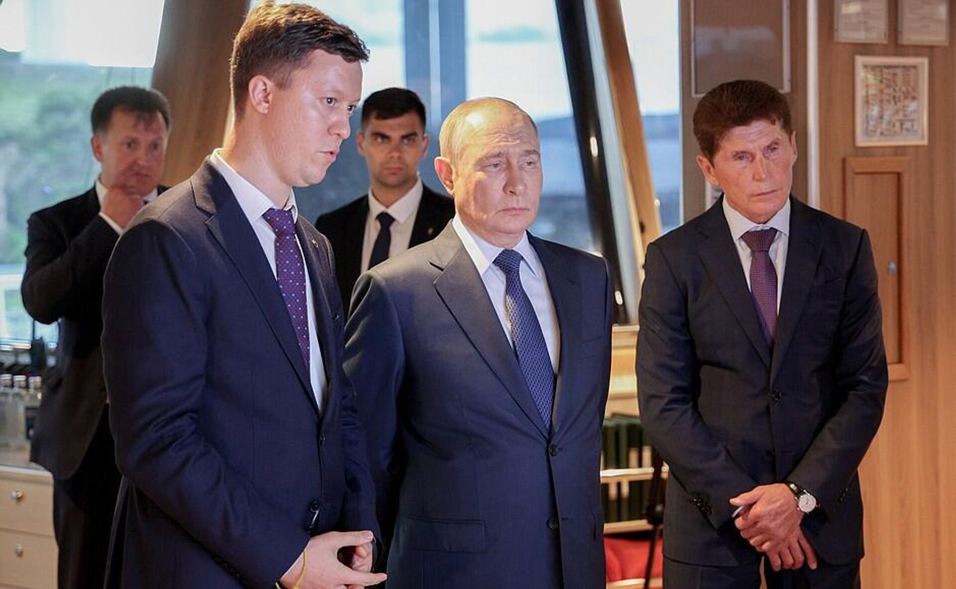 Владимир Путин посетил рыболовный траулер Капитан Юнак - Sputnik Казахстан, 1920, 07.10.2026