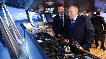 Владимир Путин посетил рыболовный траулер "Капитан Юнак"