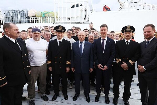 Владимир Путин посетил рыболовный траулер Капитан Юнак Владимир Путин посетил рыболовный траулер Капитан Юнак - Sputnik Казахстан