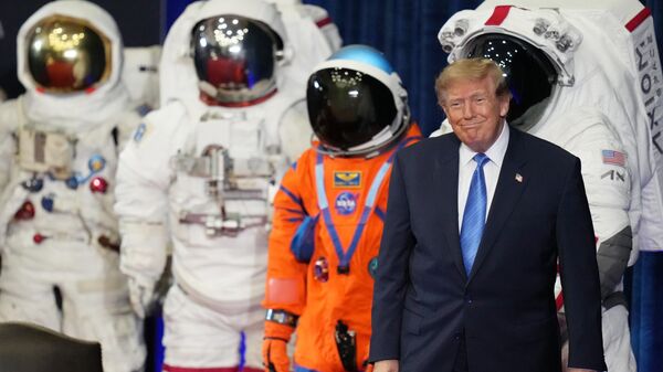 Президент Дональд Трамп в Космическом центре имени Джонсона НАСА в Хьюстон - Sputnik Казахстан