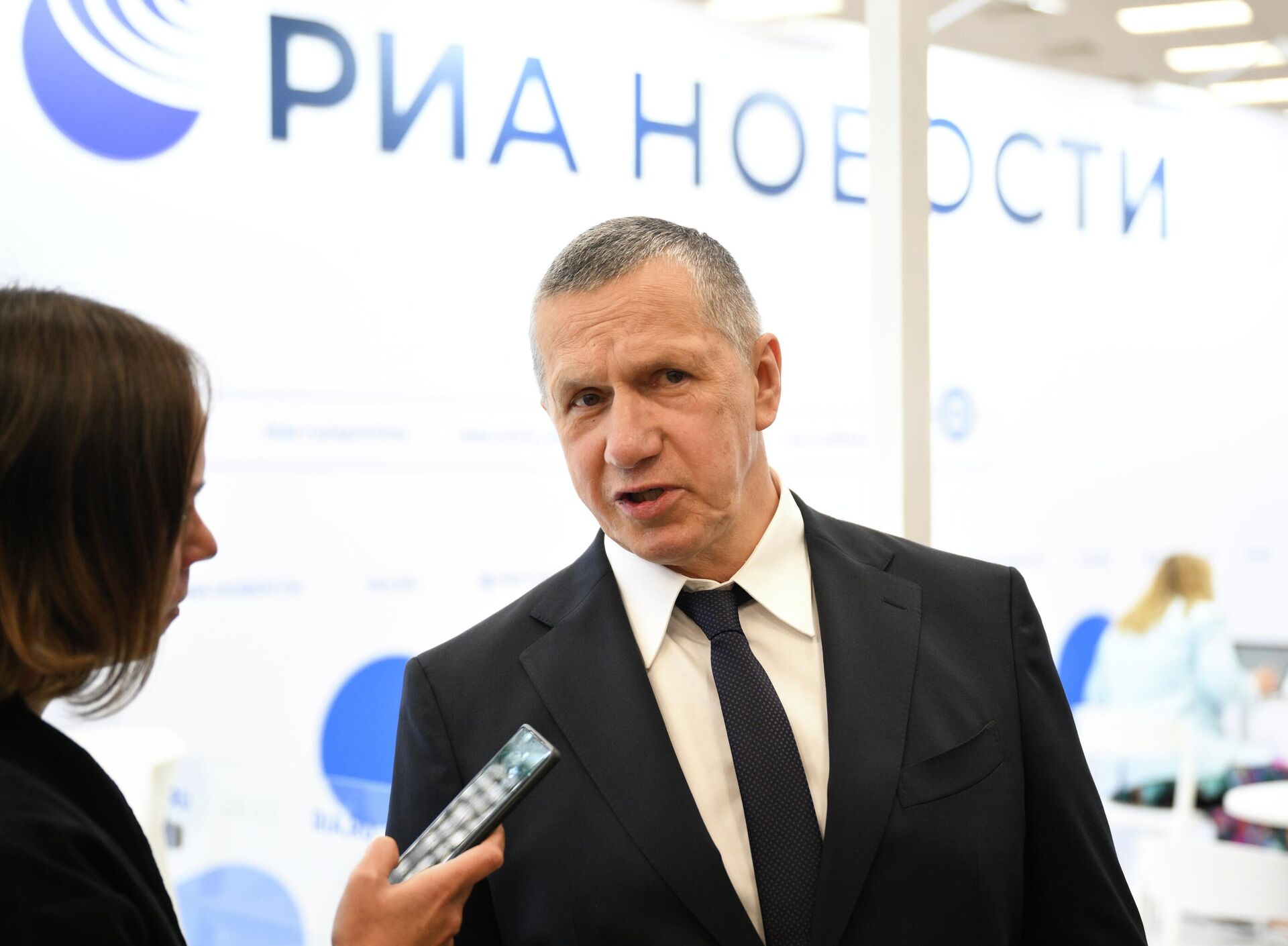 Вице-премьер РФ - полпред президента России в ДФО Юрий Трутнев на стенде РИА Новости - Sputnik Казахстан, 1920, 04.09.2026