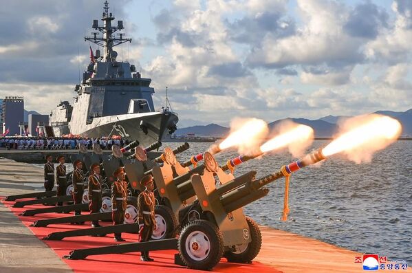 Эсминец стал вторым в своем классе и призван усилить модернизацию военно-морских сил Пхеньяна.На фото: церемония ввода в эксплуатацию эсминца "Кан Кон". - Sputnik Казахстан