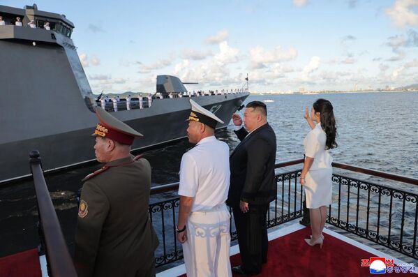Церемония под руководством Ким Чен Ына состоялась в порту Вонсана при участии его дочери Ким Чжу Э.На фото: лидер КНДР Ким Чен Ын и его дочь на церемонии ввода в эксплуатацию эсминца "Кан Кон". - Sputnik Казахстан