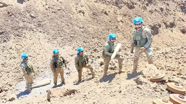 Более 2 тысяч взрывоопасных предметов и боеприпасов уничтожили казахстанские саперы на Голанских высотах - Sputnik Казахстан