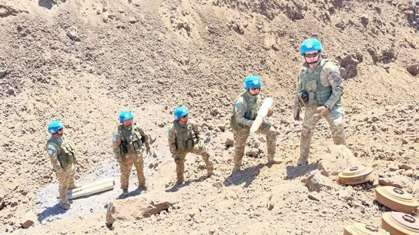 Более 2 тысяч взрывоопасных предметов и боеприпасов уничтожили казахстанские саперы на Голанских высотах - Sputnik Казахстан