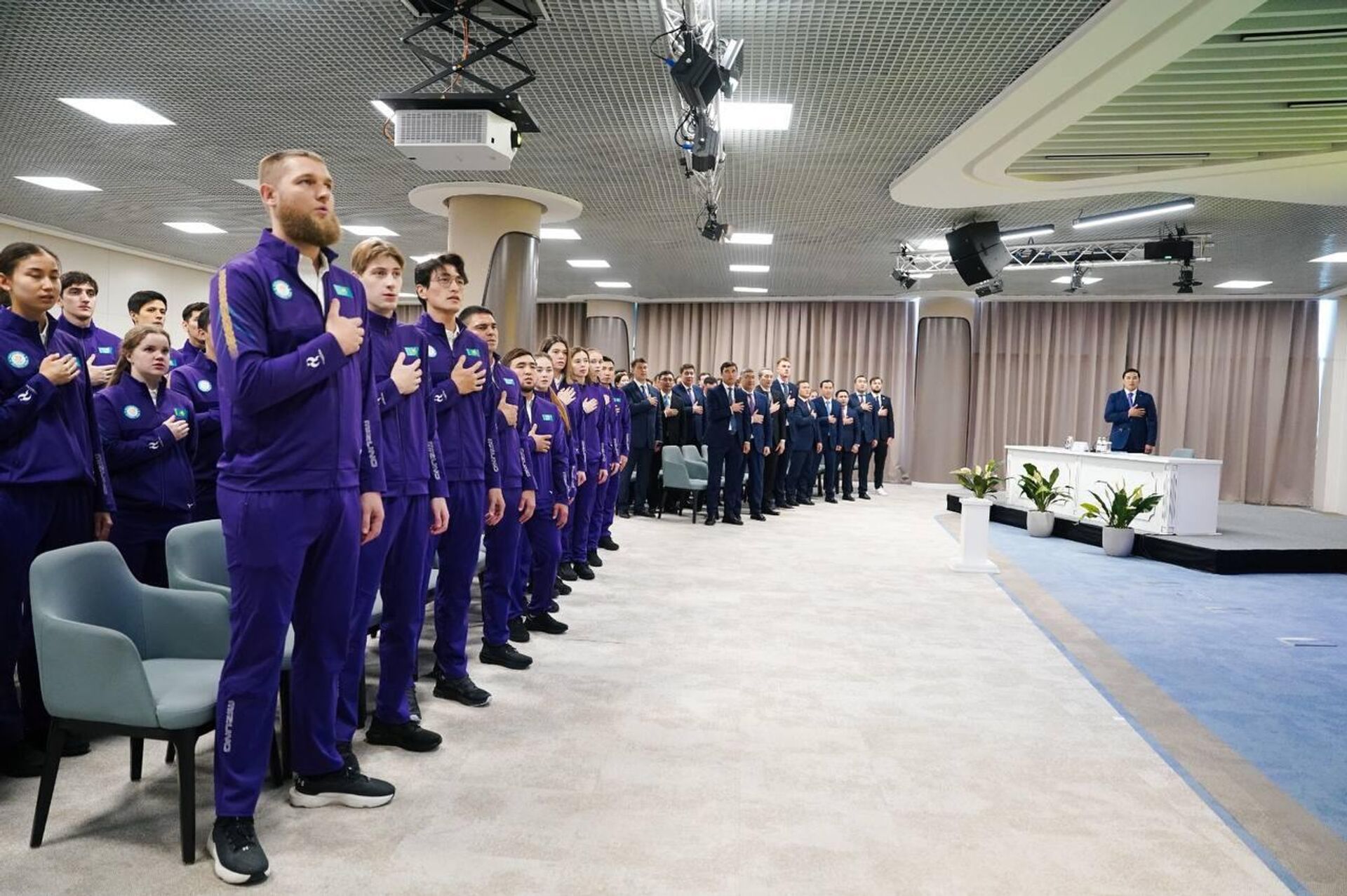 Глава Минтуризма и спорта Ербол Мырзабосынов встретился со спортсменами национальных команд перед XX летними Азиатскими играми - Sputnik Казахстан, 1920, 12.09.2026