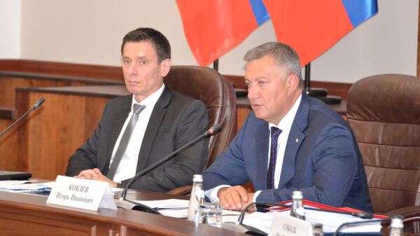 Министр по торговле ЕЭК Андрей Слепнёв и губернатор Иркутской области Игорь Кобзев - Sputnik Казахстан