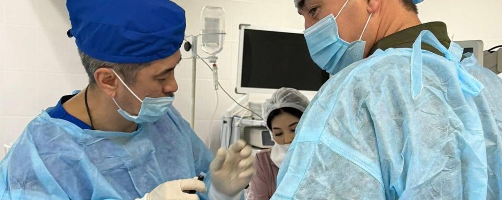 Казахстанские хирурги провели в Бишкеке ряд сложных операций Казахстанские хирурги провели в Бишкеке ряд сложных операций - Sputnik Казахстан, 1920, 15.09.2026