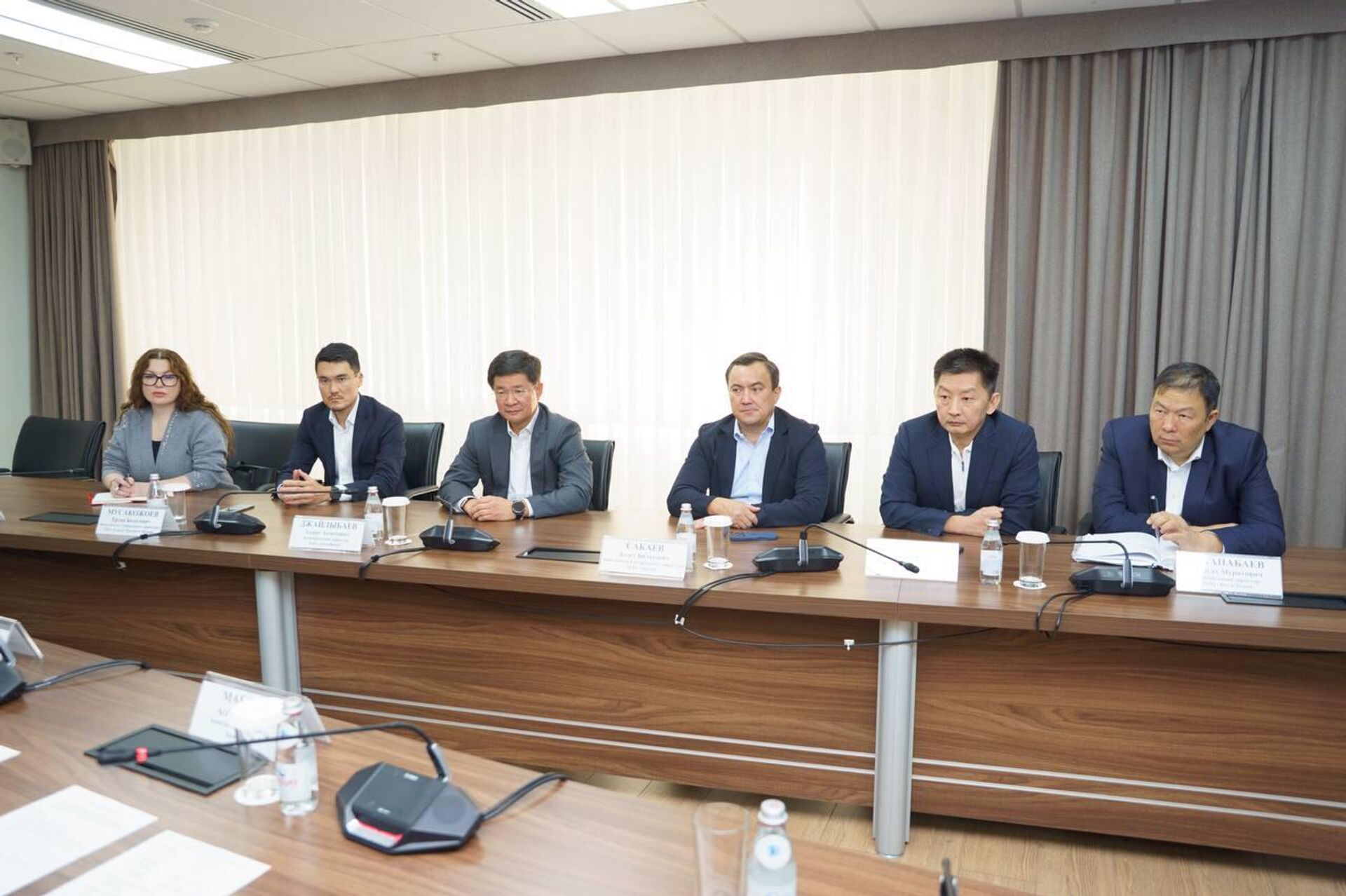  Встреча замглавы КазМунайГаз Асета Магауова с представителями крупных сетей АЗС - Sputnik Казахстан, 1920, 16.09.2026