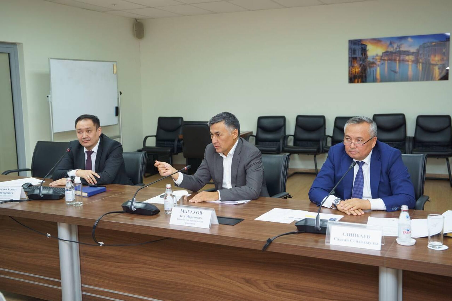  Встреча замглавы КазМунайГаз Асета Магауова с представителями крупных сетей АЗС - Sputnik Казахстан, 1920, 16.09.2026